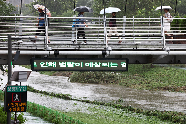 서울 서대문구 불광천 일대 하천 출입이 통제되고 있다. 앞서 서울시는 이날 오전 7시 기준 불광천, 홍제천, 청계천, 안양천 등 하천 29곳 출입을 통제한다고 밝혔다. 2025.7.17 (ⓒ뉴스1, 무단 전재-재배포 금지)