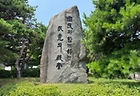 국회부지 내의 표지석. 바로 옆 국회박물관에서는 헌법과 민주주의에 대해 색다르게 즐길 수 있는 전시가 가득했다.