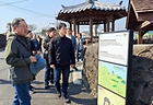 김완섭 환경부장관이 20일 제주 구좌읍 평대리 마을회관을 방문해 마을 이장단과 함께 생태관광 활성화 방안을 논의하고 있다. 2025.3.20 (ⓒ뉴스1, 무단 전재-재배포 금지)