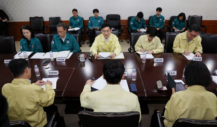 윤창렬 국무조정실장이 4일 오전 서울 종로구 정부서울청사에서 열린 부산 아파트 화재 아동 사망 관련 긴급 대책회의에서 발언을 하고 있다. 2025.7.4. (ⓒ뉴스1, 무단 전재-재배포 금지)