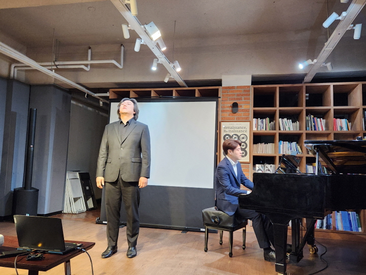 오페라를 주제로 한 인문학특강에서 베르디 오페라 <라 트라비아타>의 곡을 조병수 바리톤, 전형진 피아니스트가 연주하고 있다.