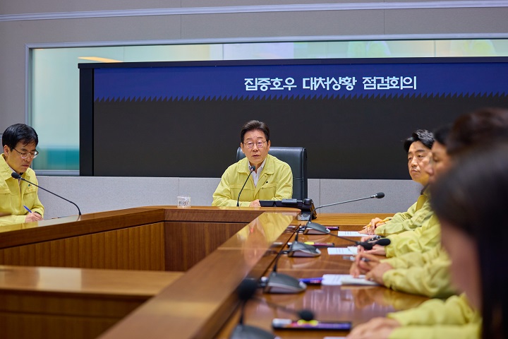 이재명 대통령이 18일 정부서울청사 중앙재난안전상황실 서울상황센터에서 열린 집중호우 대처상황 점검회의에서 발언하고 있다. 2025.7.18(대통령실 제공)