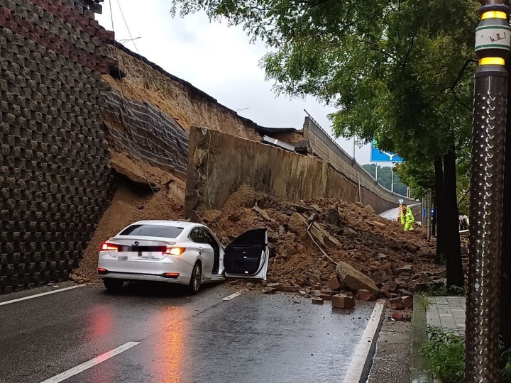 16일 오후 경기 오산시 가장교차로 고가도로 옹벽이 무너져 소방관들이 매몰된 차량 구조작업을 하고 있다. (경기도소방재난본부 제공).(ⓒ뉴스1, 무단 전재-재배포 금지)