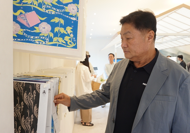 괴산 신풍한지의 안치용 장인.