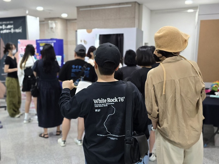 현장 이벤트 참여를 위해 줄을 선 체험객들.