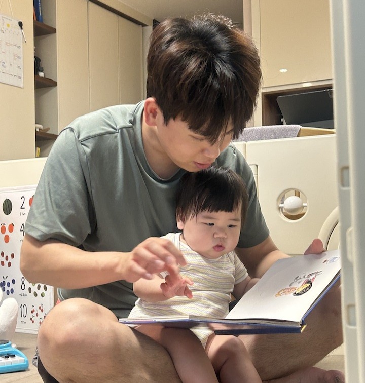 아이에게 책을 읽어주며 양육하는 아빠.