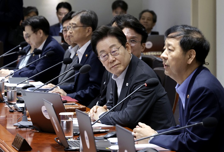 이재명 대통령이 22일 서울 용산 대통령실 청사에서 열린 국무회의를 시작하며 구윤철 경제부총리 겸 기획재정부 장관의 인사말을 듣고 있다. 2025.7.22 [대통령실통신사진기자단](저작권자(c) 연합뉴스, 무단 전재-재배포 금지)