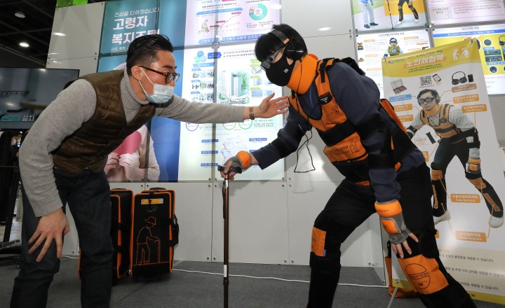 서울 서초구 aT센터에서 열린 2022 대한민국 주거복지대전 내 주거약자 케어존에서 관계자가 노인체험복을 설명하고 있다. 2022.12.21. (ⓒ뉴스1, 무단 전재-재배포 금지)
