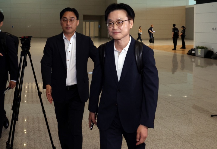 김정관 산업통상자원부 장관이 23일 오전 인천공항에서 대미 통상 협상을 위해 출국하고 있다.(ⓒ뉴스1, 무단 전재-재배포 금지)