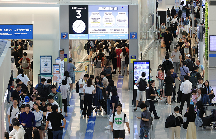 지난 23일 인천국제공항 출국장이 휴가를 떠나는 여행객 등으로 붐비고 있다.(사진=저작권자(c) 연합뉴스, 무단 전재-재배포 금지)