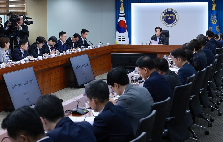 이재명 대통령이 24일 서울 용산 대통령실 청사에서 열린 5차 수석·보좌관 회의를 주재하고 있다. 2025.7.24 [대통령실통신사진기자단](저작권자(c) 연합뉴스, 무단 전재-재배포 금지)