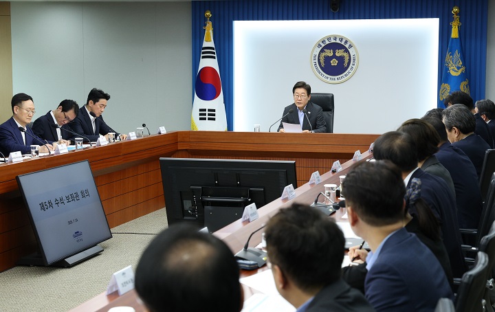 이재명 대통령이 24일 서울 용산 대통령실 청사에서 열린 5차 수석·보좌관 회의를 주재하고 있다. 2025.7.24 [대통령실통신사진기자단](저작권자(c) 연합뉴스, 무단 전재-재배포 금지)