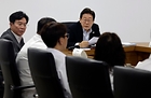 이재명 대통령이 25일 경기 시흥시 SPC 삼립 시화공장에서 열린 산업재해 근절 현장 노사간담회에서 SPC 삼립 직원의 발언을 듣고 있다. 이 대통령 왼쪽은 김영훈 고용노동부 장관. 2025.7.25 [대통령실통신사진기자단](저작권자(c) 연합뉴스, 무단 전재-재배포 금지)