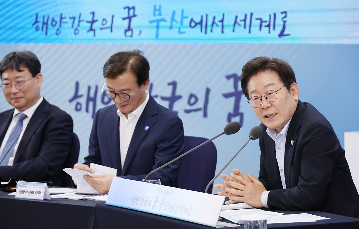 이재명 대통령이 25일 부산 부경대에서 열린 타운홀미팅 '부산의 마음을 듣다' 간담회를 마치며 마무리 발언을 하고 있다. 2025.7.25(저작권자(c) 연합뉴스, 무단 전재-재배포 금지)