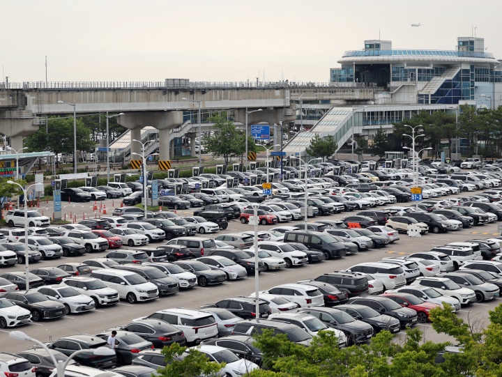 본격적인 여름 휴가철을 앞둔 24일 오전 인천국제공항 1터미널 주차장에 차량들이 빼곡하게 주차돼 있다. 2025.7.24. (ⓒ뉴스1, 무단 전재-재배포 금지)