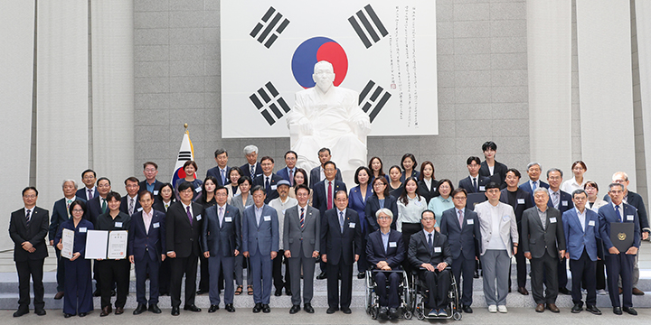 김민석 국무총리가 서울 용산구 백범김구기념관에서 열린 광복 80년 기념사업추진위 출범식에서 민간위원장 등 위원들과 기념촬영을 하고 있다. 2025.7.21 (사진=저작권자(c) 연합뉴스, 무단 전재-재배포 금지)