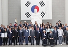 김민석 국무총리가 서울 용산구 백범김구기념관에서 열린 광복 80년 기념사업추진위 출범식에서 민간위원장 등 위원들과 기념촬영을 하고 있다. 2025.7.21 (사진=저작권자(c) 연합뉴스, 무단 전재-재배포 금지)