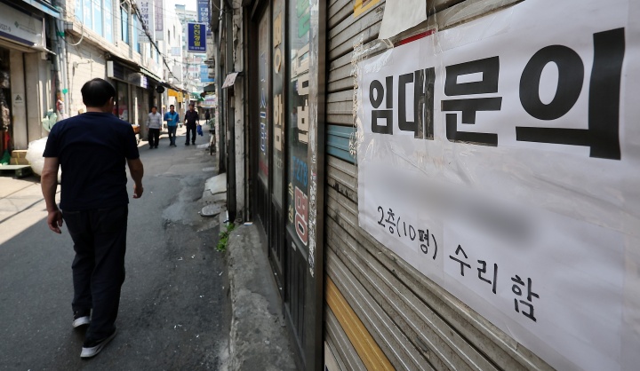 서울 중구 충무로의 한 폐업한 상가에 임대 안내문이 붙어 있다. 2025.4.29. (ⓒ뉴스1, 무단 전재-재배포 금지)