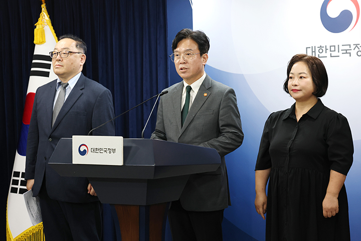 김영훈 고용노동부 장관이 29일 서울 종로구 정부서울청사에서 노동조합 및 노동관계조정법 개정안(노란봉투법) 관련 브리핑을 하고 있다. 2025.7.29 (ⓒ뉴스1, 무단 전재-재배포 금지)