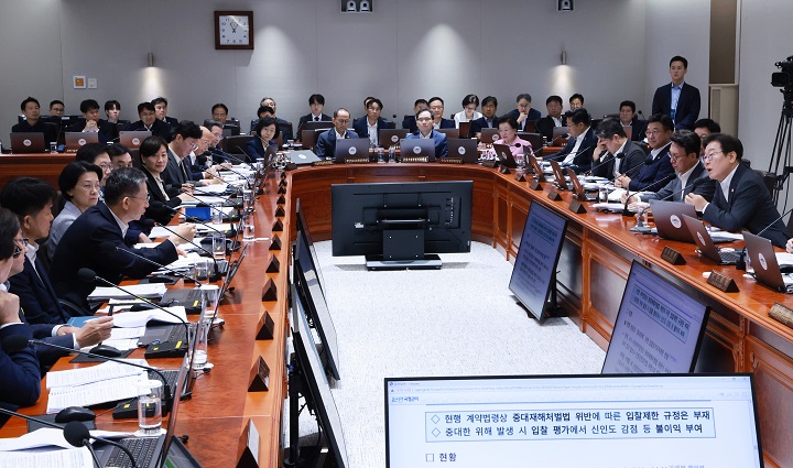 이재명 대통령이 29일 서울 용산 대통령실 청사에서 열린 국무회의에서 중대재해 근절대책 토론을 하며 정성호 법무부 장관과 논의하고 있다. 2025.7.29(저작권자(c) 연합뉴스, 무단 전재-재배포 금지)