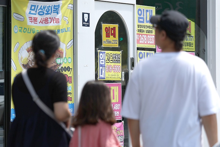 경북 경산시 한 상가에 민생회복 쿠폰 사용처라는 안내 현수막이 붙어 있다. 사진은 기사내용과 무관. 2025.7.27(저작권자(c) 연합뉴스, 무단 전재-재배포 금지)
