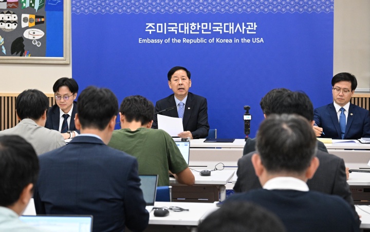 구윤철 경제부총리 겸 기획재정부 장관이 31일(한국시간) 미국 워싱턴D.C. 주미대한민국대사관에서 김정관 산업통상자원부 장관, 여한구 산업부 통상교섭본부장과 함께 한국과 미국 간 통상협의 결과 발표를 하고 있다.(ⓒ뉴스1, 기획재정부 제공, 무단 전재-재배포 금지)