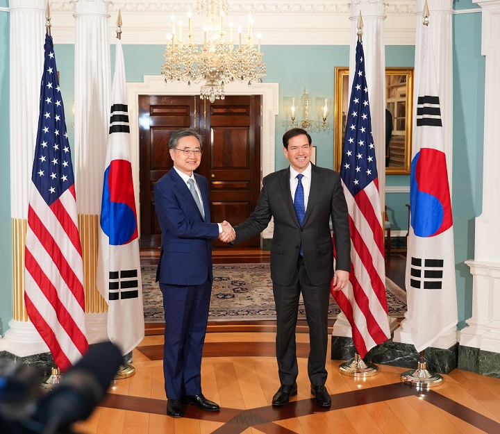 조현 외교부 장관이 7월 31일(현지시간) 미국 워싱턴DC 국무부에서 마코 루비오 국무부 장관과 악수하고 있다.(사진=외교부 제공)