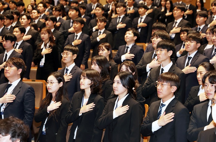 지난 5월 7일 충북 진천군 국가공무원인재개발원에서 열린 '제70기 신임관리자과정 입교식'에서 교육생들이 국민의례를 하고 있다.(ⓒ뉴스1, 무단 전재-재배포 금지)