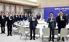 이재명 대통령이 1일 서울 용산 대통령실 청사에서 열린 전국 시도지사 간담회에서 김민석 국무총리, 대한민국시도지사협의회장 유정복 인천광역시장 등 시도지사와 함께 국기에 경례하고 있다. 2025.8.1(저작권자(c) 연합뉴스, 무단 전재-재배포 금지)