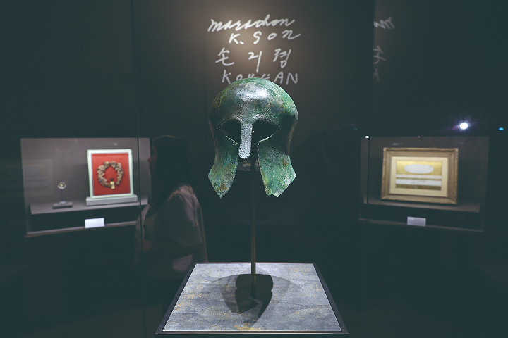광복 80주년을 맞아 국립중앙박물관에서 열리는 특별전 '두 발로 세계를 재패하다'에 한국인 첫 금메달리스트인 손기정 선수가 기증한 '고대 그리스 청동 투구'가 전시돼 있다. 사진 뉴시스