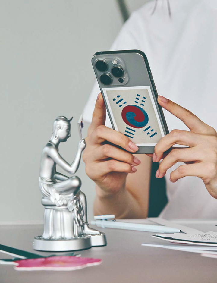 광복 80주년 기념으로 제작된 데니 태극기 스티커와 반가사유상 미니어처