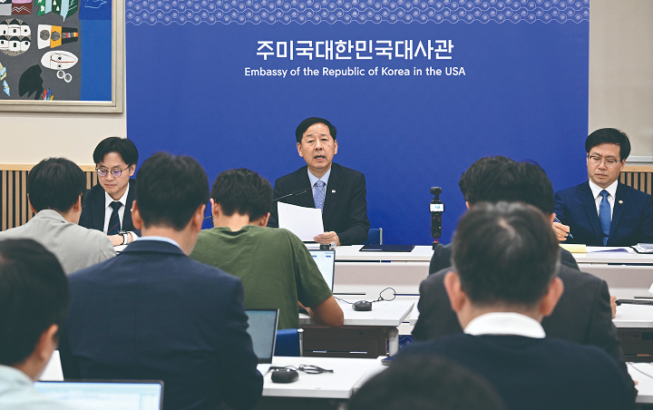 구윤철 부총리 겸 기획재정부 장관이 7월 30일(현지시간) 미국 워싱턴 D.C. 주미대한민국대사관에서 한미 통상협의 결과 브리핑을 하고 있다. 왼쪽부터 김정관 산업통상자원부 장관, 구 부총리, 여한구 산업부 통상교섭본부장. 사진 뉴시스