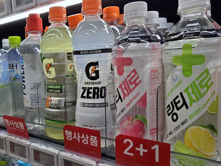 편의점 오픈 냉장고에 진열된 각종 제로 음료들.