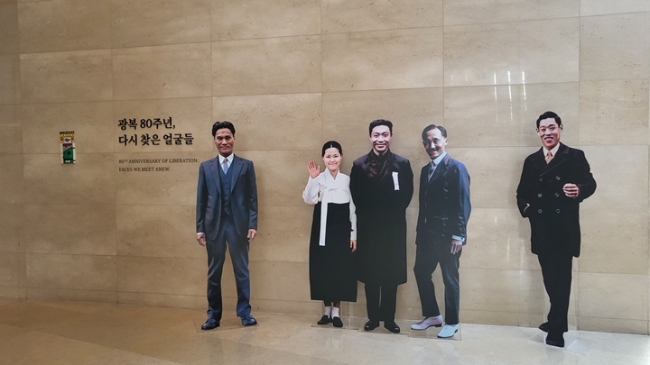 '다시 찾은 얼굴들' 특별전 입구에서 독립운동가 5인이 미소와 함께 반겨주고 있다.