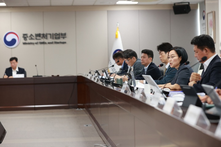 한성숙 중소벤처기업부 장관이 4일 세종 청사에서 열린 '소비촉진 및 수출대응 등 주요 현안 점검 회의'를 주재하고 있다. (중소벤처기업부 제공)