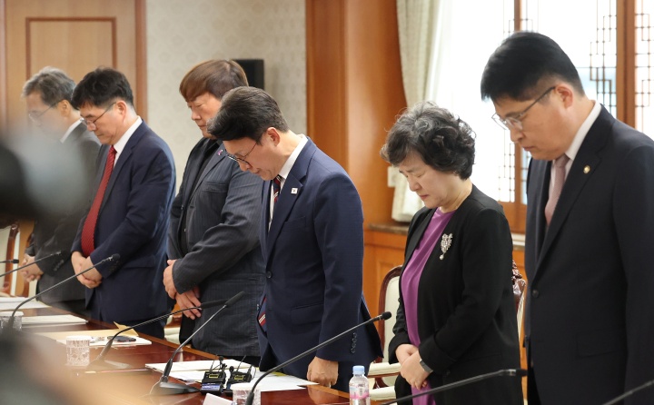 김민석 국무총리가 4일 오후 서울 종로구 정부서울청사에서 '이태원 참사 추모위원회' 시작에 앞서 묵념을 하고 있다. (ⓒ뉴스1, 무단 전재-재배포 금지)