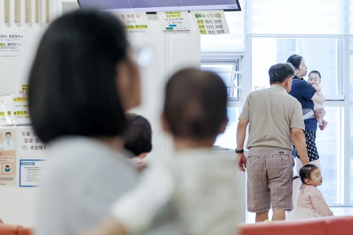 서울의 한 어린이병원이 호흡기 질환을 앓고 있는 어린이들과 보호자들로 붐비고 있다.(ⓒ뉴스1, 무단 전재-재배포 금지)