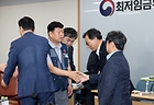 최저임금위원회 제12차 전원회의에서 사용자위원과 한국노총 근로자위원들만이 참여해 2026년 최저임금을 1만 320원으로 합의하며 류기정 사용자위원과 류기섭 근로자위원 등이 회의장을 떠나며 인사를 나누고 있다. 2025.7.10 (ⓒ뉴스1, 무단 전재-재배포 금지)