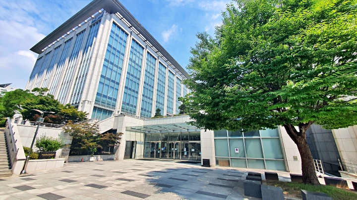 디지털 명비가 설치된 연세삼성학술정보관 출입구. 일상 속 보훈의 공간이 도서관 한쪽에 조성됐다.