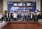 우주항공청은 5일 다누리 발사 3주년 기념해 우주청에서 열린 다누리 달 탐사 관측 성과 발표 행사에서 참석자들이 기념촬영을 하고 있다고 밝혔다.(사진=우주청 제공)