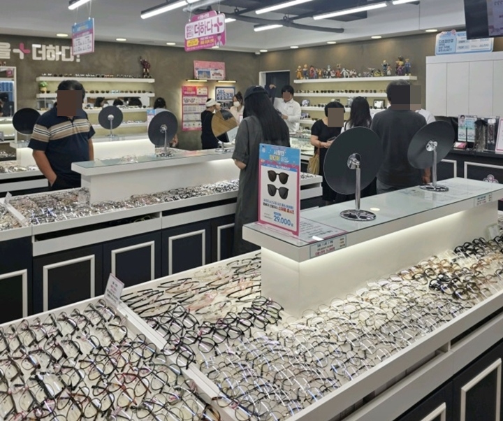 평소와 달리 사람들로 북적이는 안경점의 모습.