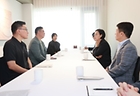 한성숙 중소벤처기업부 장관이 5일 서울 중구 달개비에서 (사)코리아스타트업포럼 관계자들과 간담회를 열고 스타트업계 애로사항 등을 논의하고 있다. (중소벤처기업부 제공)