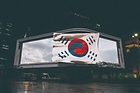 광복 80주년을 맞아 디지털로 재탄생한 '데니 태극기' 실감 콘텐츠 영상이 서울 명동 신세계스퀘어에서 상영되고 있는 모습. 사진 국립중앙박물관