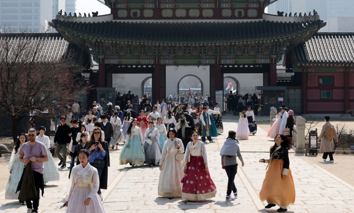 지난 3월 21일 서울 종로구 경복궁이 중국을 비롯한 외국인 관광객들로 붐비고 있다. 2025.3.21. (ⓒ뉴스1, 무단 전재-재배포 금지)