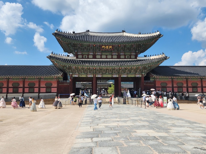 경복궁 입구, 사람들이 무더위에 지쳐있다.