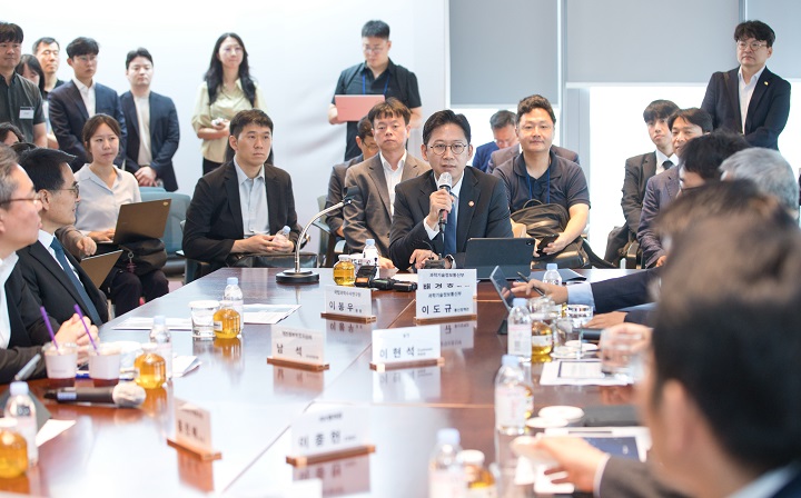 배경훈 과학기술정보통신부 장관이 8일 서울 종로구 KT광화문빌딩에서 열린 '보이스피싱 대응 현장소통 간담회'에서 인사말을 하고 있다.(사진=과기정통부 제공)