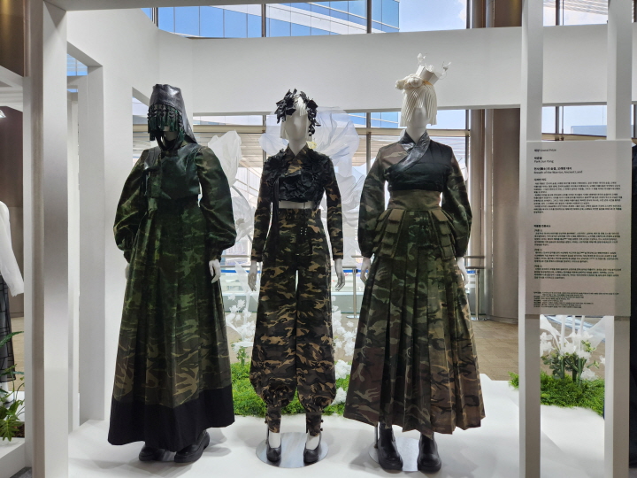 '2025 한복디자인 프로젝트 공모전' 수상작이 복도를 따라 전시되어 있다. 대상 수상작은 박준용 디자이너의 작품이다.