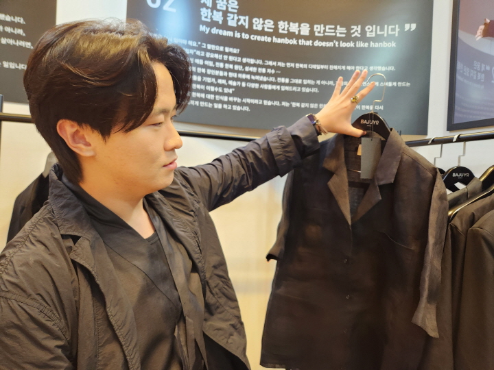 대상을 수상한 박준용 씨는 길거리에서 편안하게 입고 다닐 수 있는 미니멀한 한복을 디자인하고 있다.