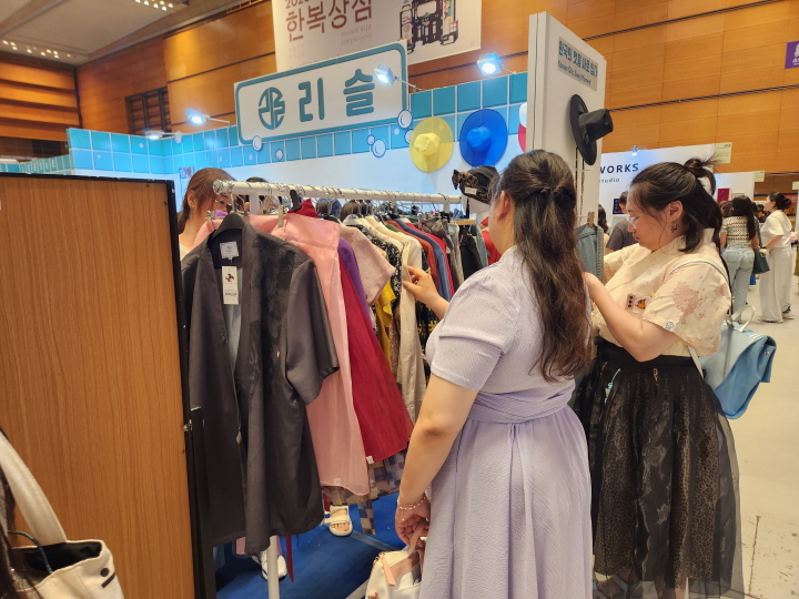 '2025 한복상점'은 한복을 착용하면 무료로 입장할 수 있다. 한복은 편안해서 자주 입게 된다는 반응이다.
