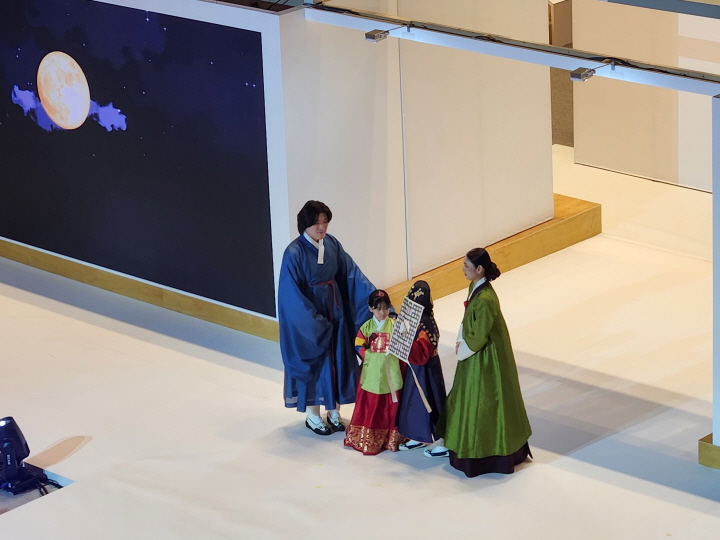 개막식 한복패션쇼에서 '사계지락'을 주제로 모델들이 사계절에 맞는 한복을 선보였다.